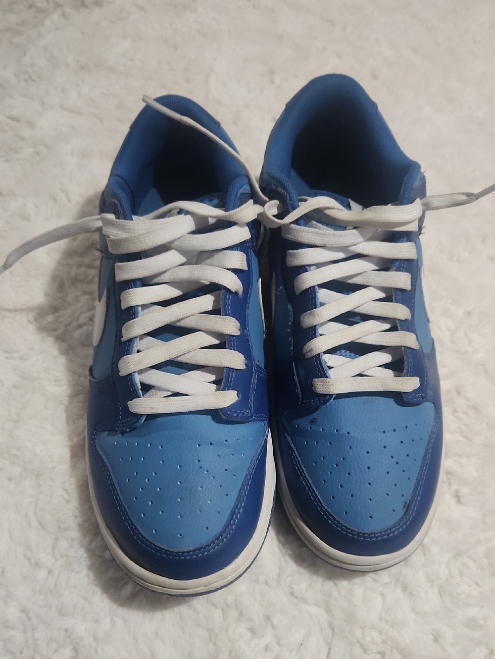 Nike Men's Blue and White Low-Top Sneakers with Contrast Swoosh
